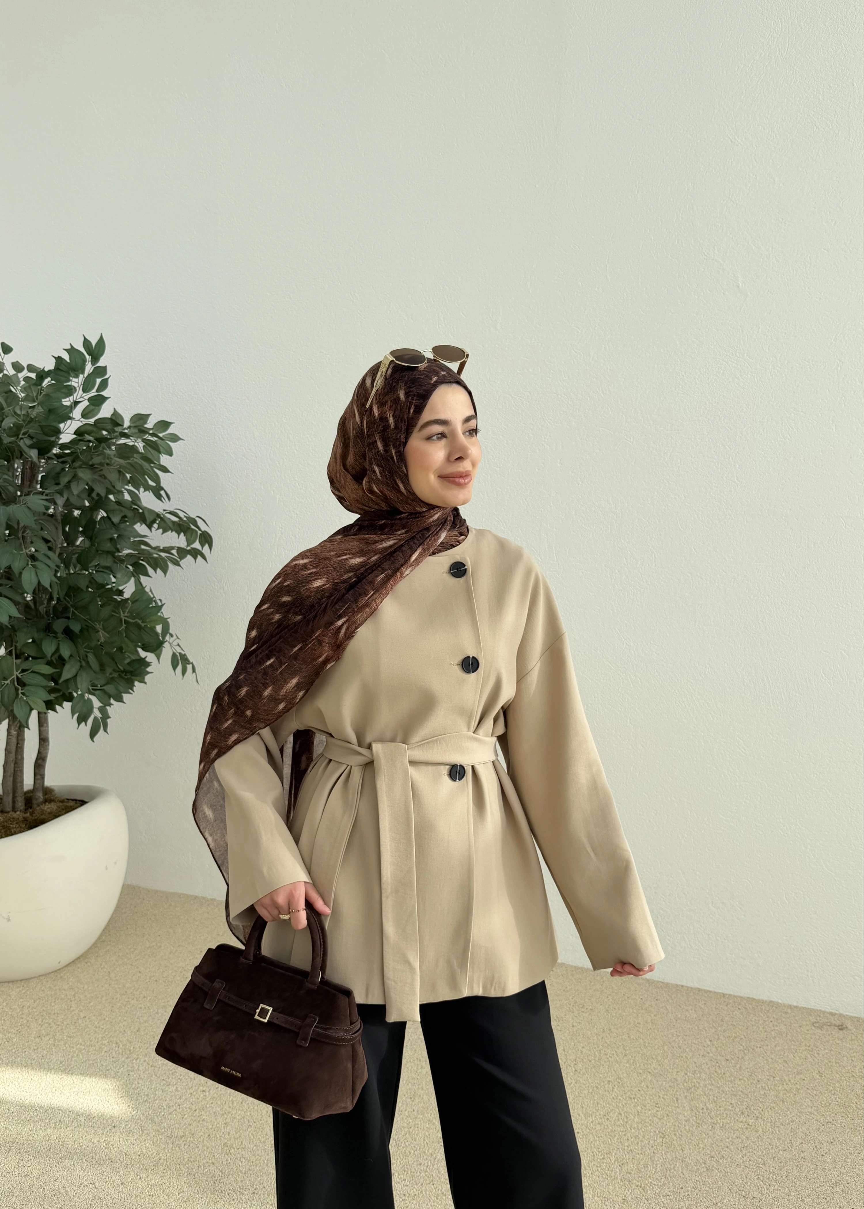 7672 KEMERLİ KISA TRENÇ KOYU BEJ