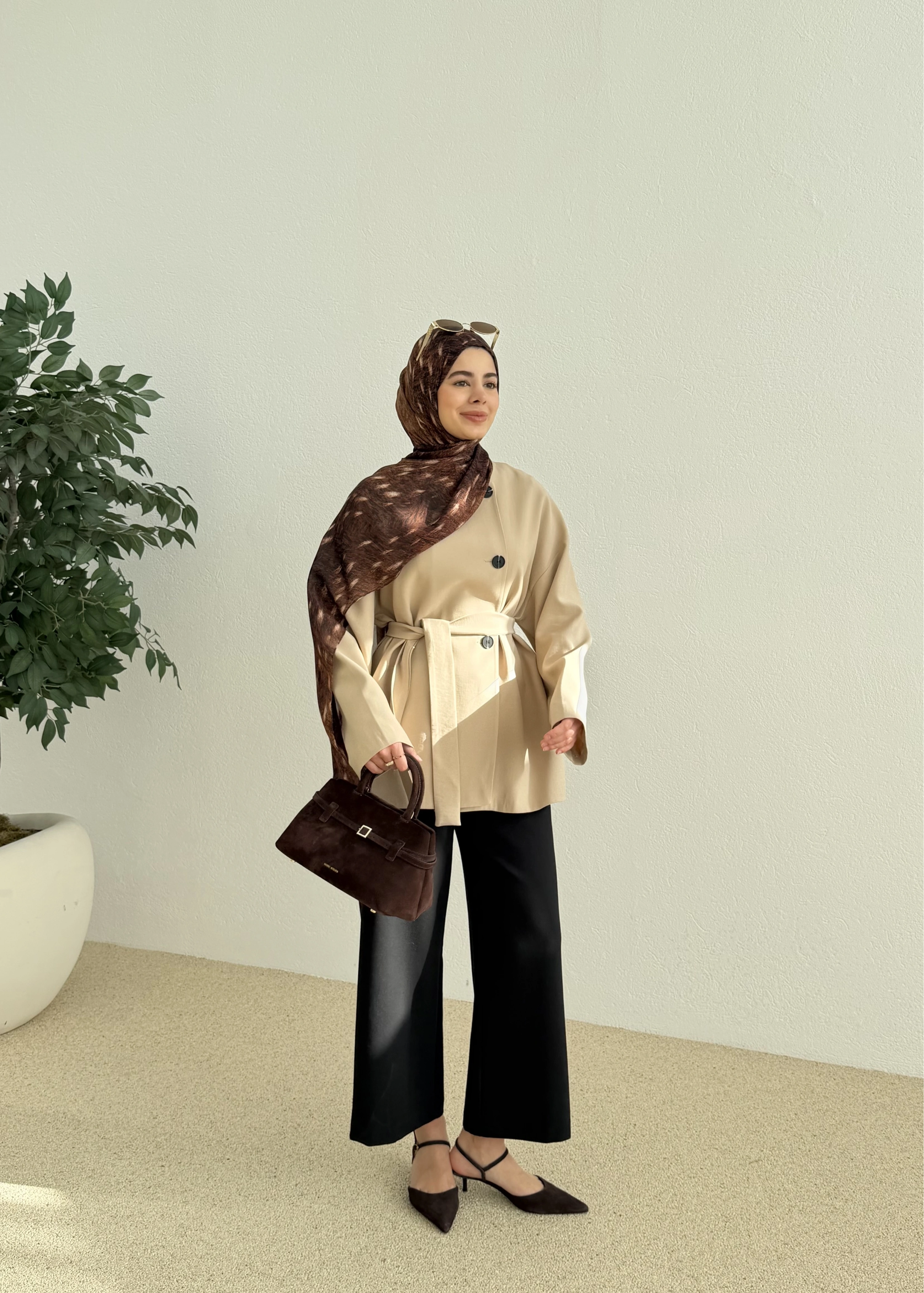 7672 KEMERLİ KISA TRENÇ KOYU BEJ