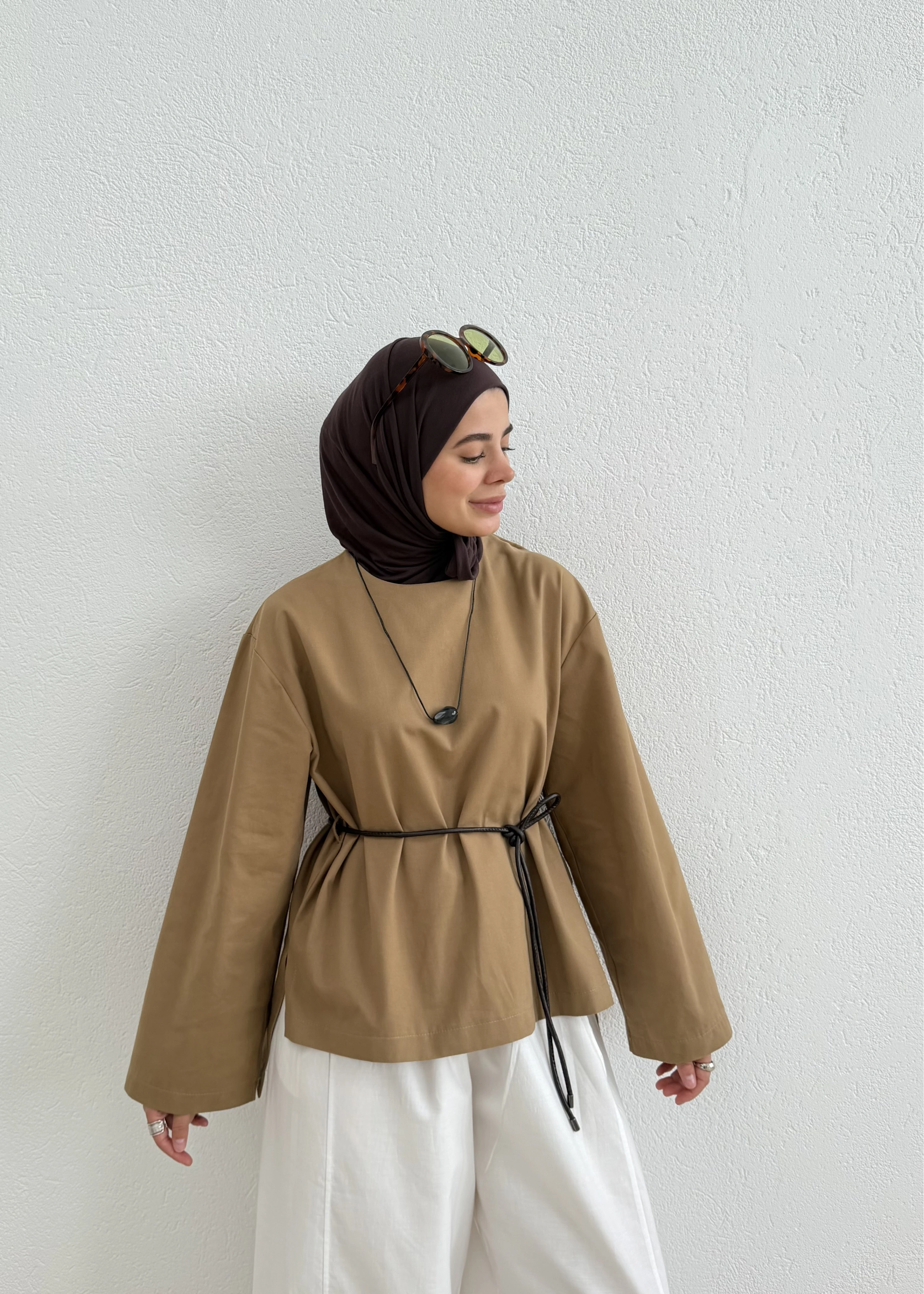 9253 DERİ KEMERLİ PAMUK GABARDİN BLUZ CAMEL