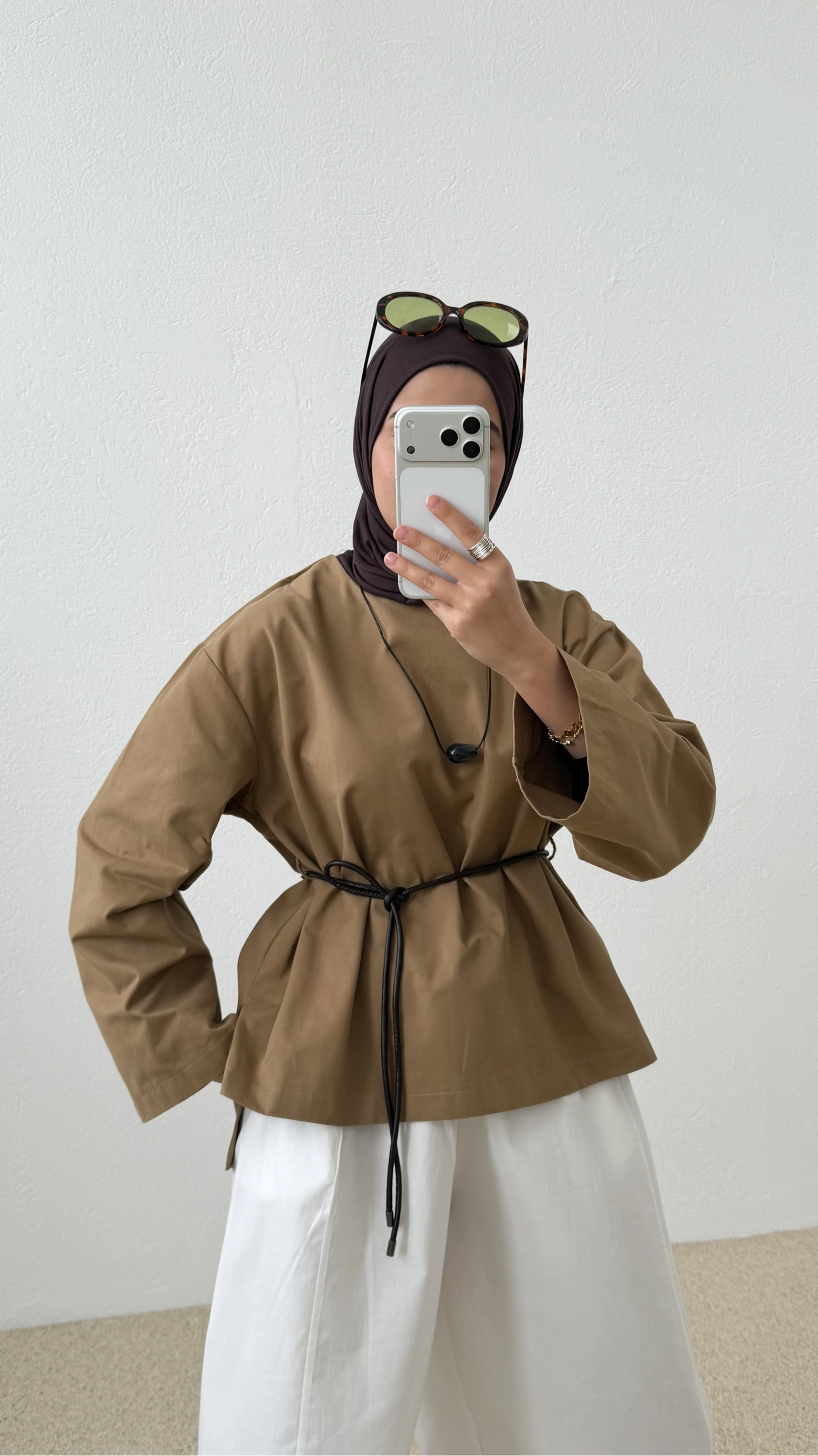 9253 DERİ KEMERLİ PAMUK GABARDİN BLUZ CAMEL