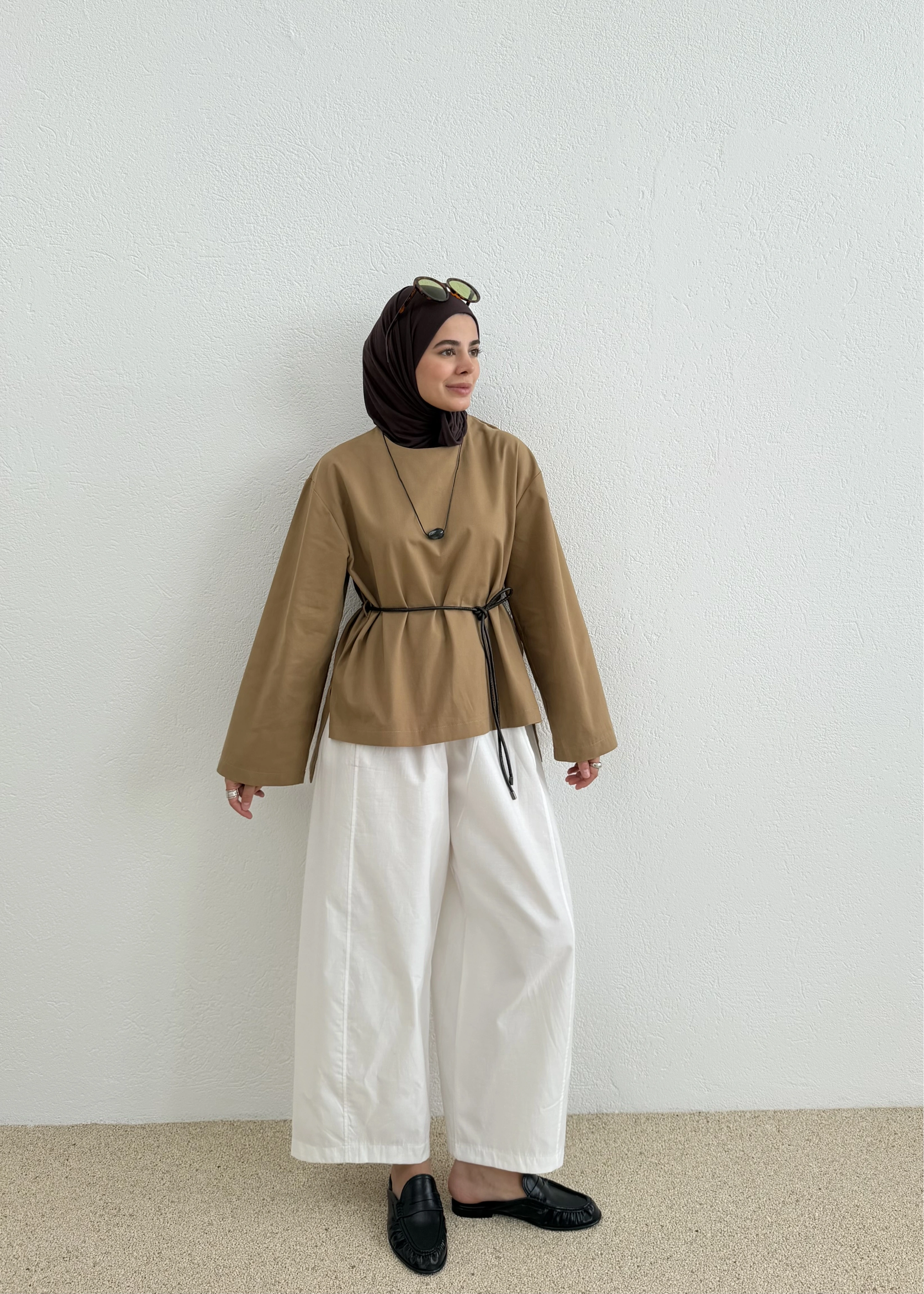 9253 DERİ KEMERLİ PAMUK GABARDİN BLUZ CAMEL