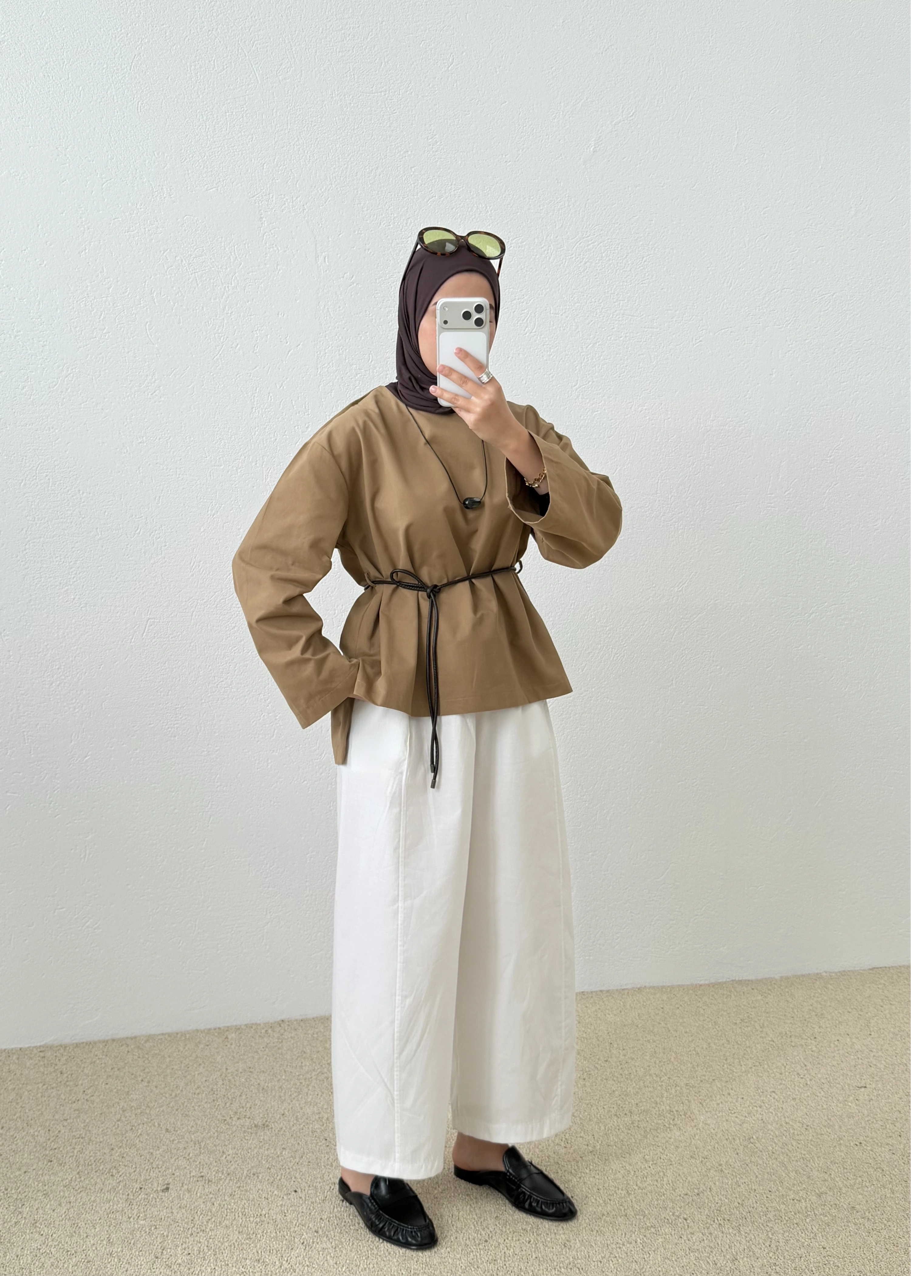 9253 DERİ KEMERLİ PAMUK GABARDİN BLUZ CAMEL