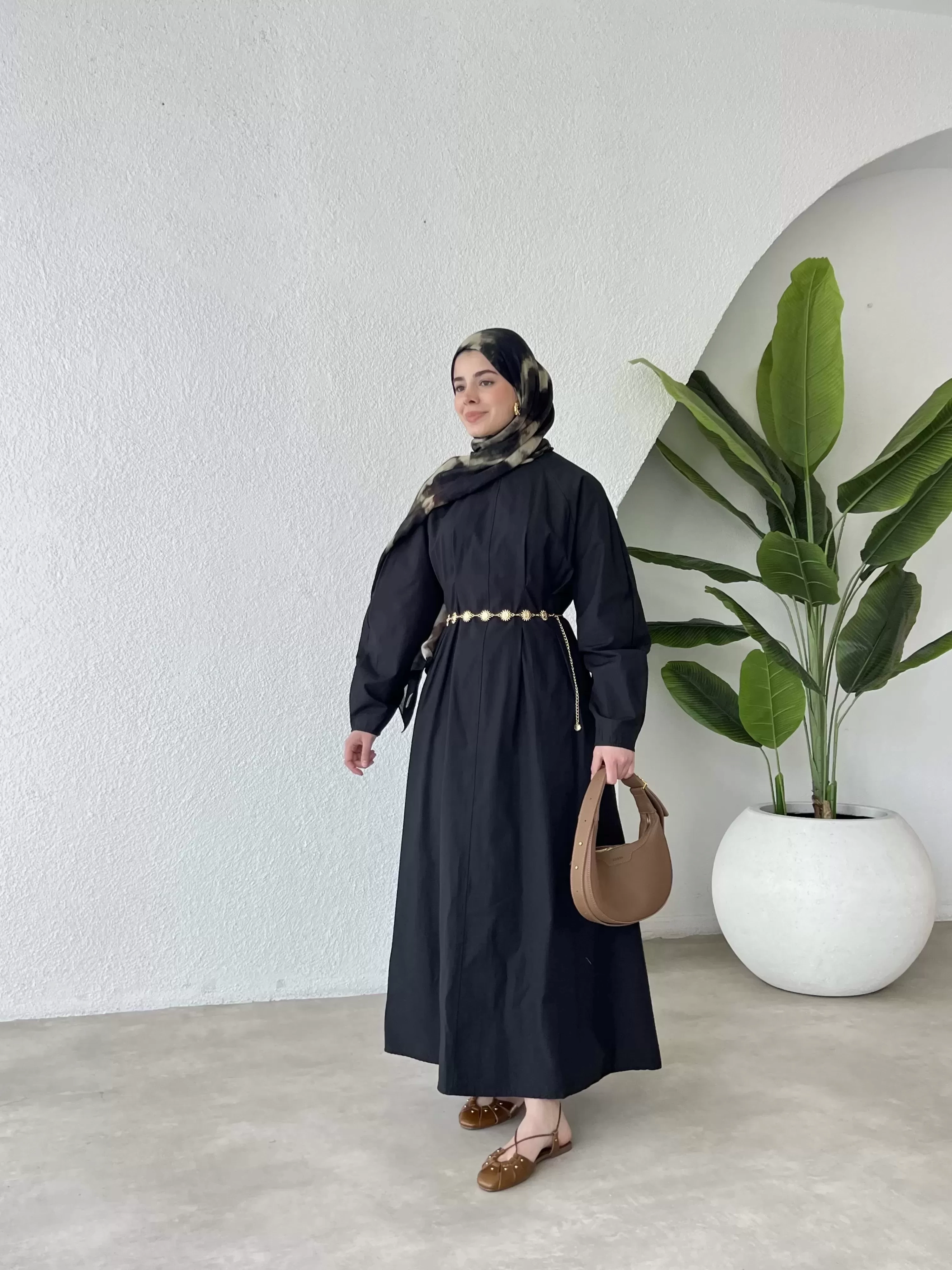 Bel oturmalı poplin elbise siyah