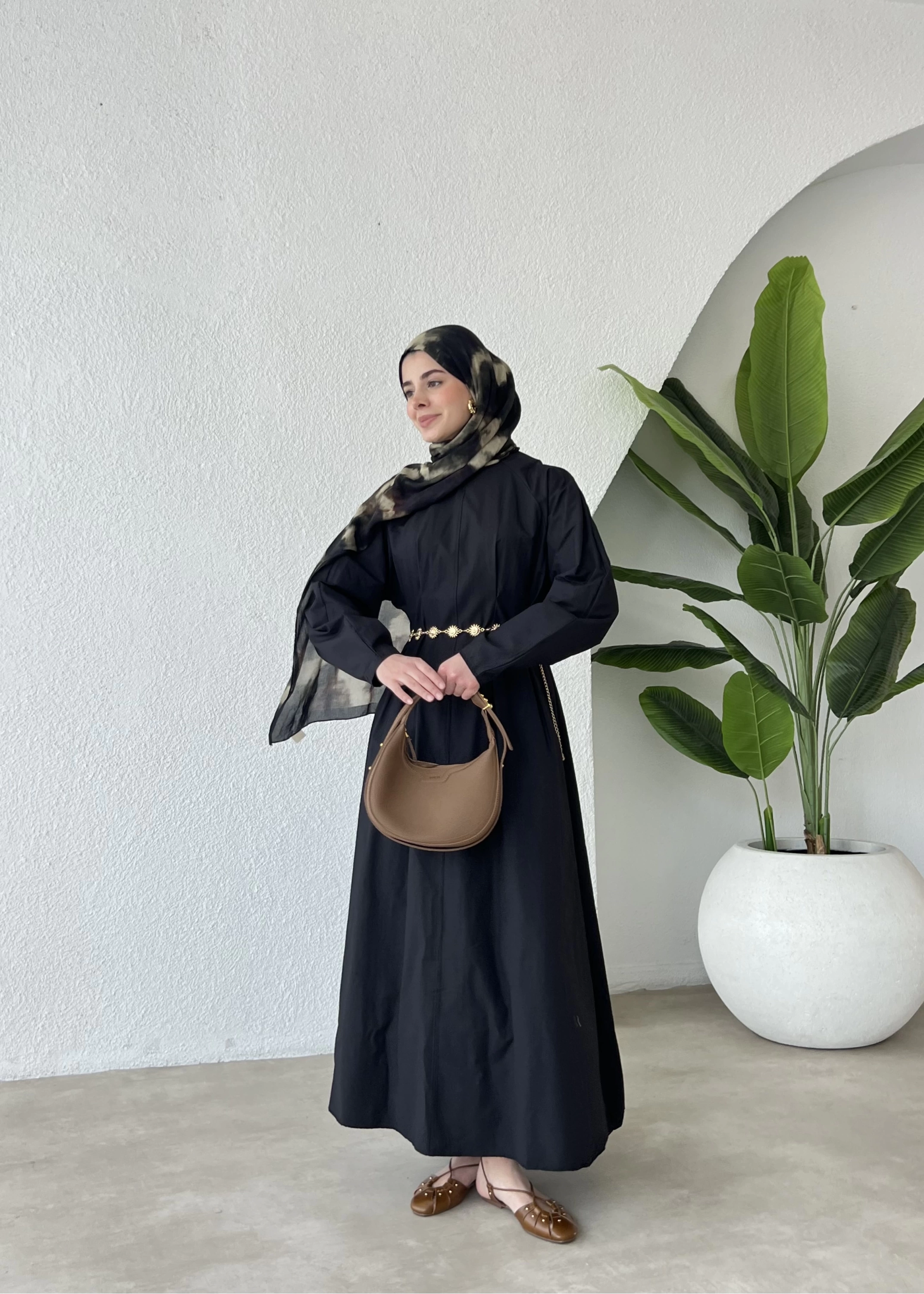 Bel oturmalı poplin elbise siyah