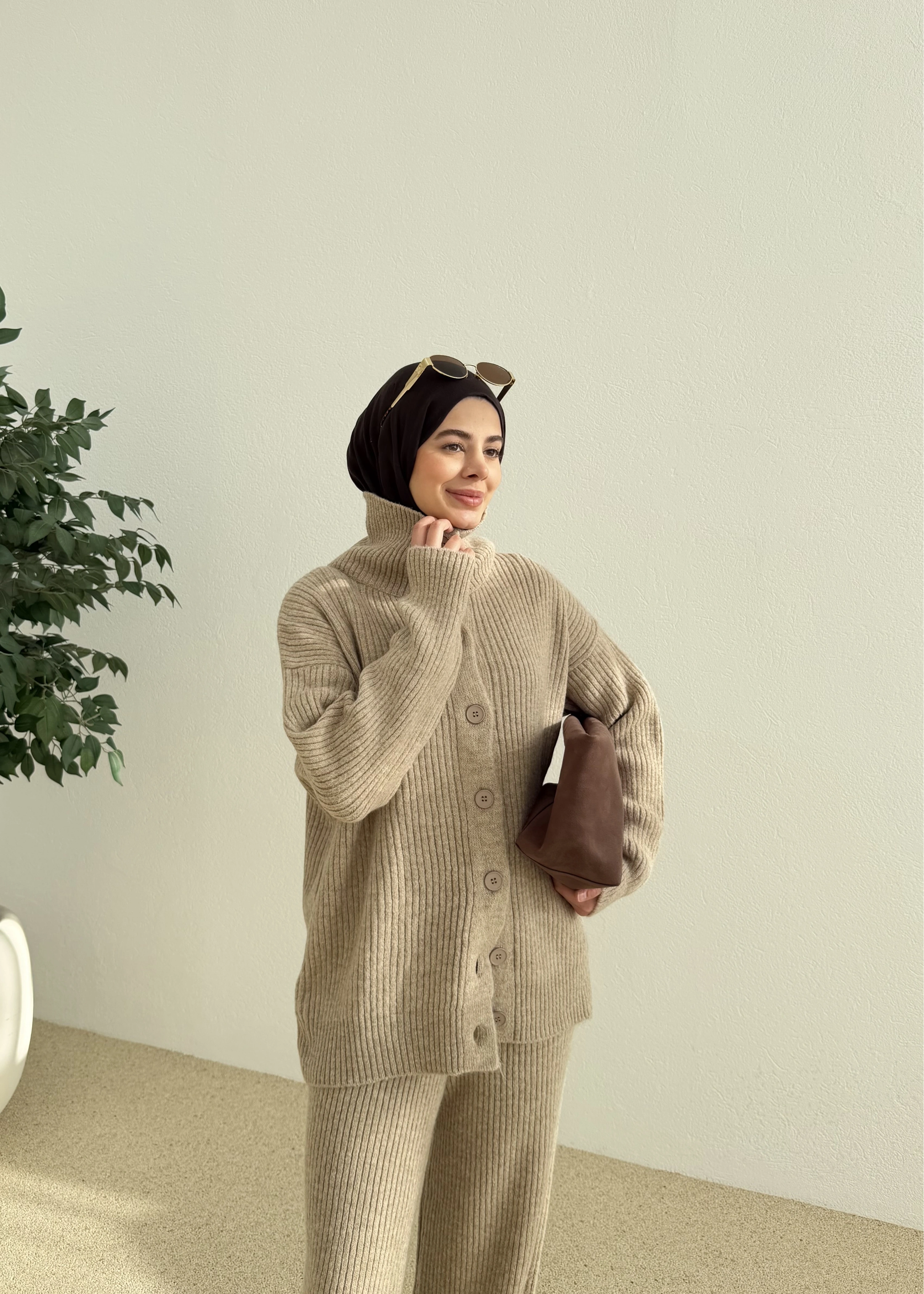 Dik yaka triko takım sütlü kahve