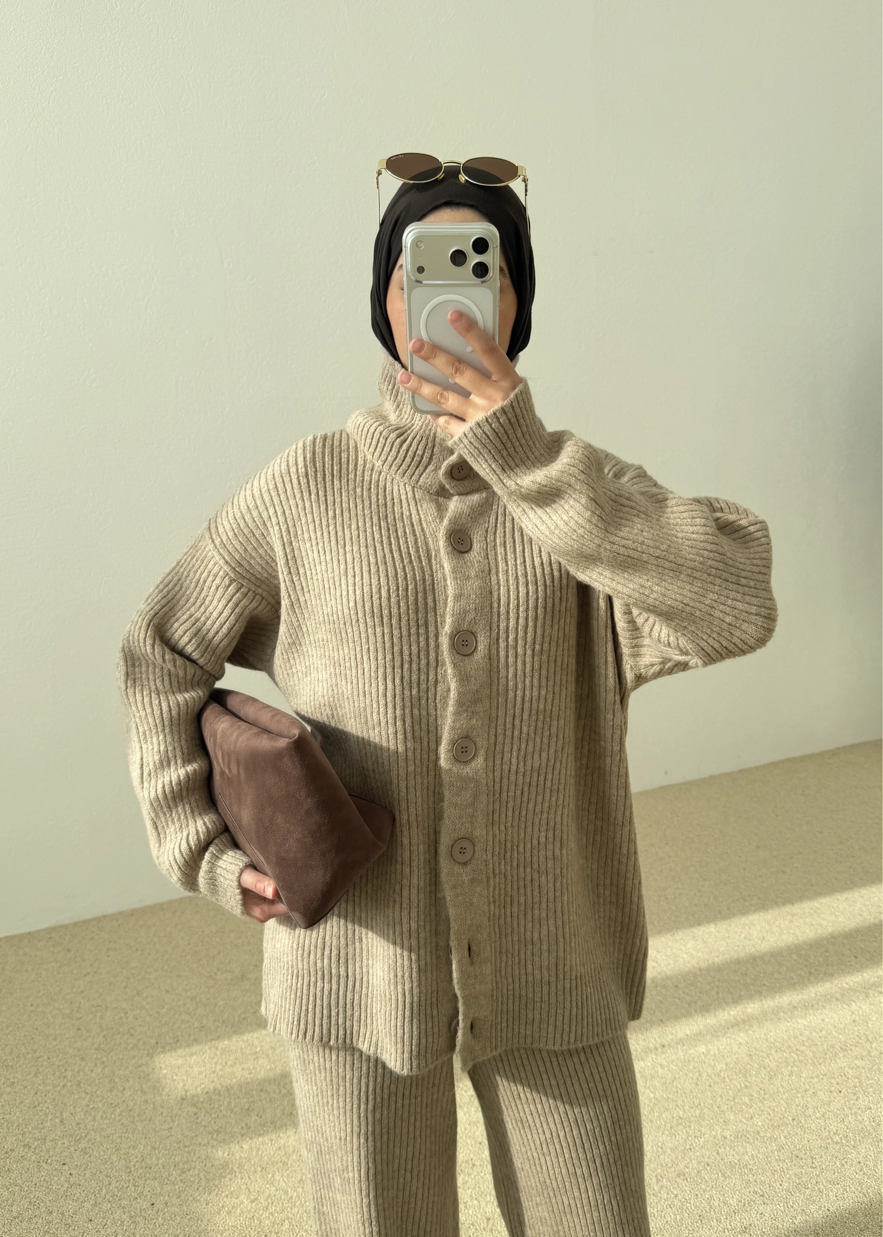 Dik yaka triko takım sütlü kahve