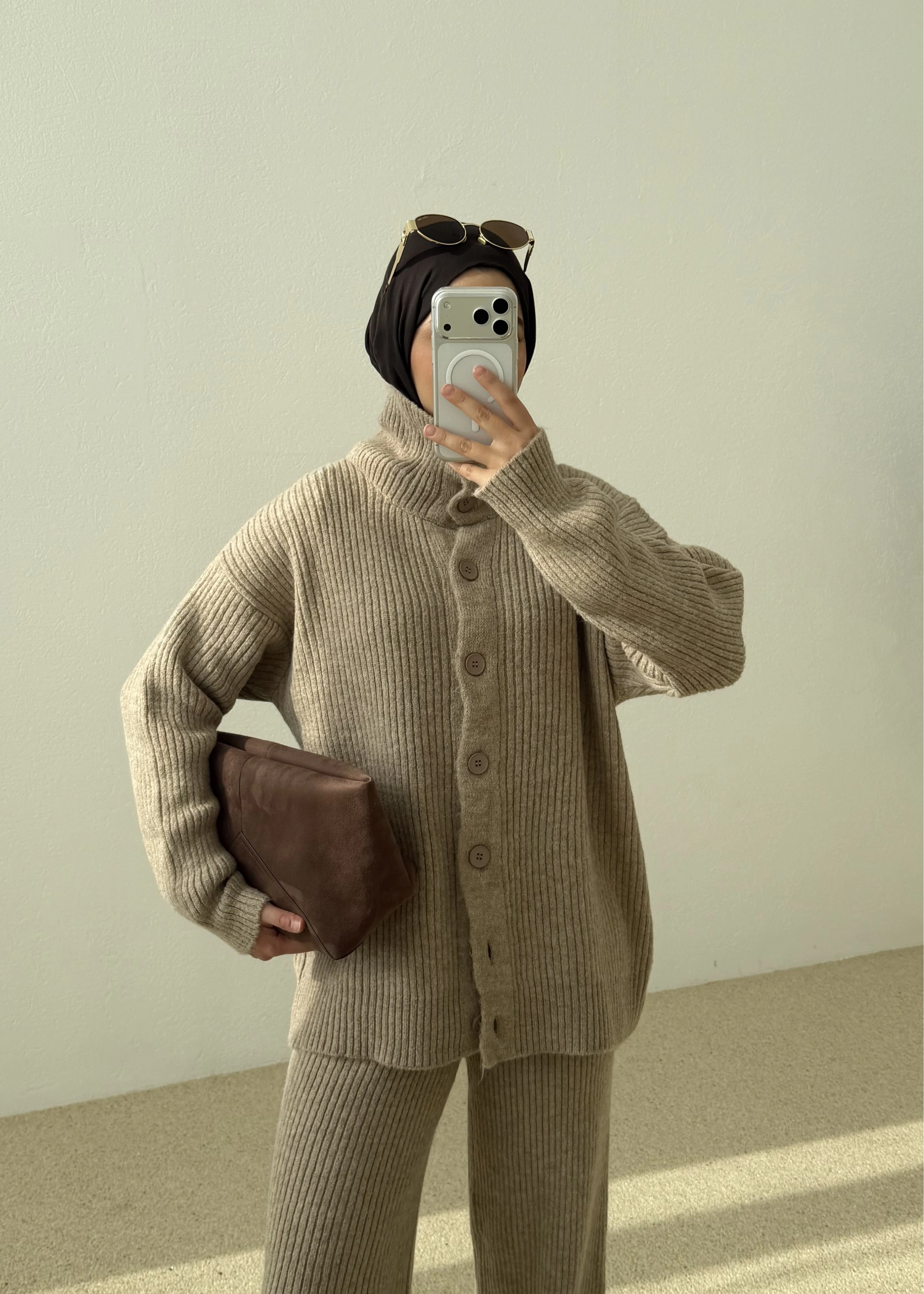 Dik yaka triko takım sütlü kahve