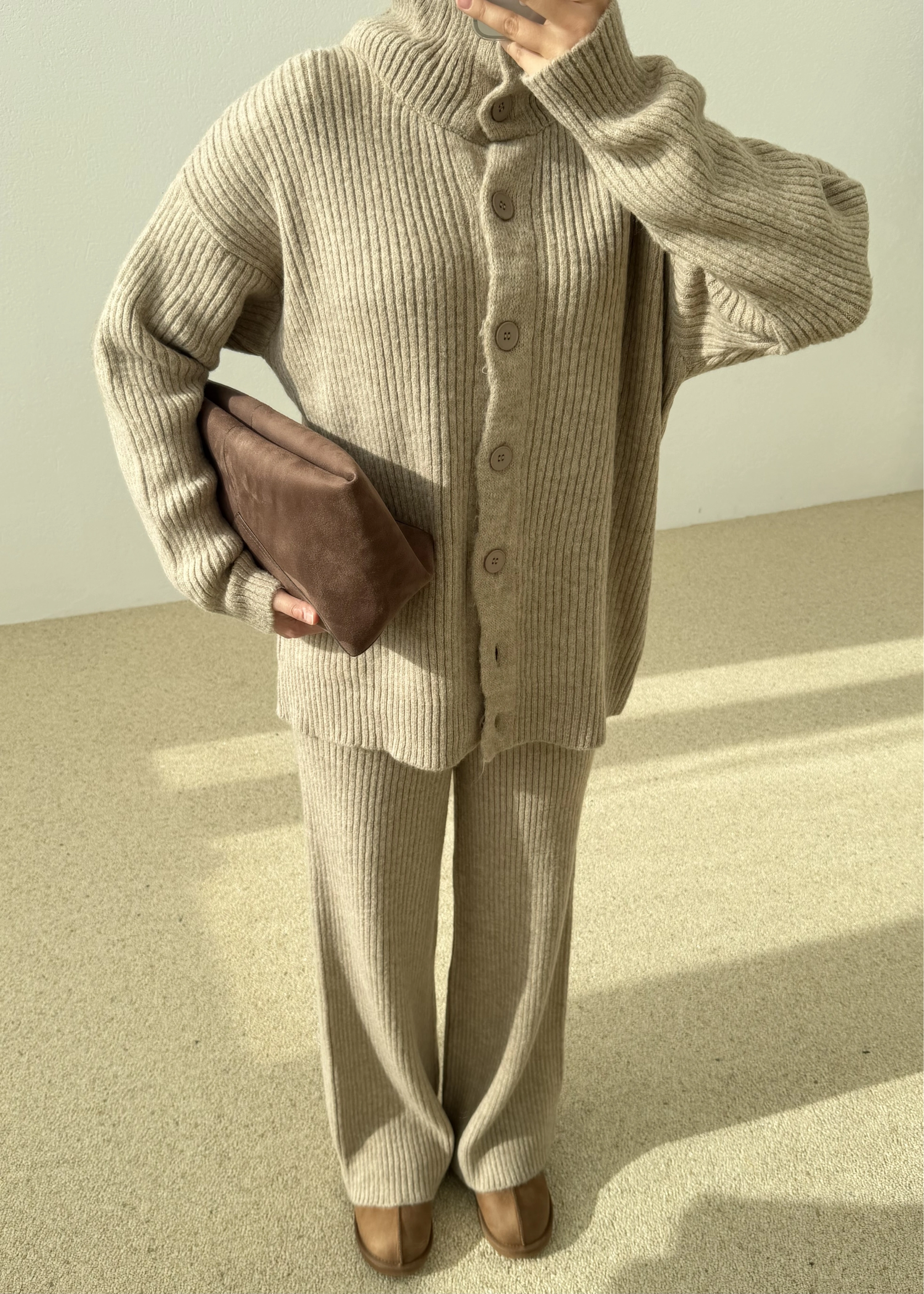 Dik yaka triko takım sütlü kahve