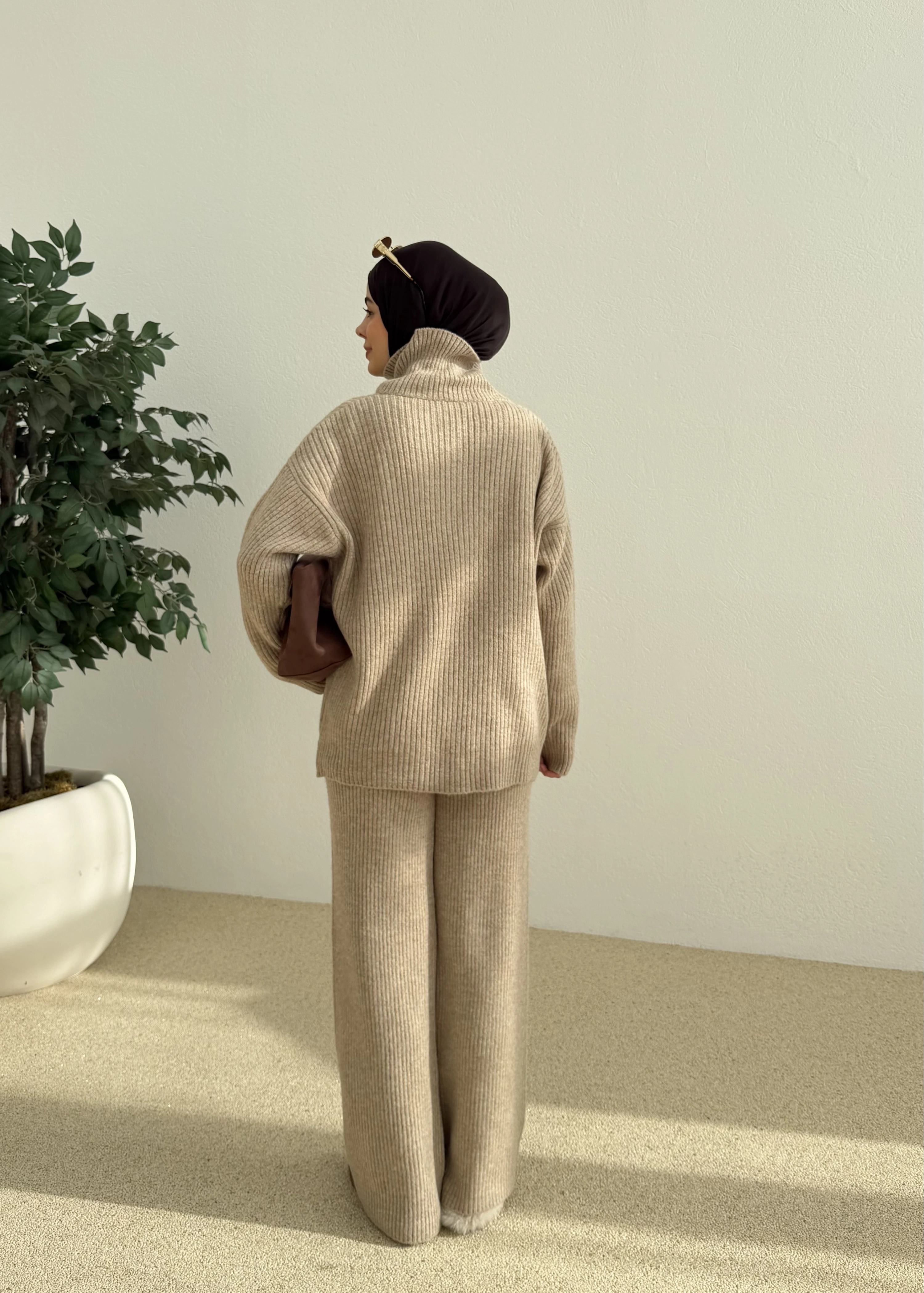Dik yaka triko takım sütlü kahve