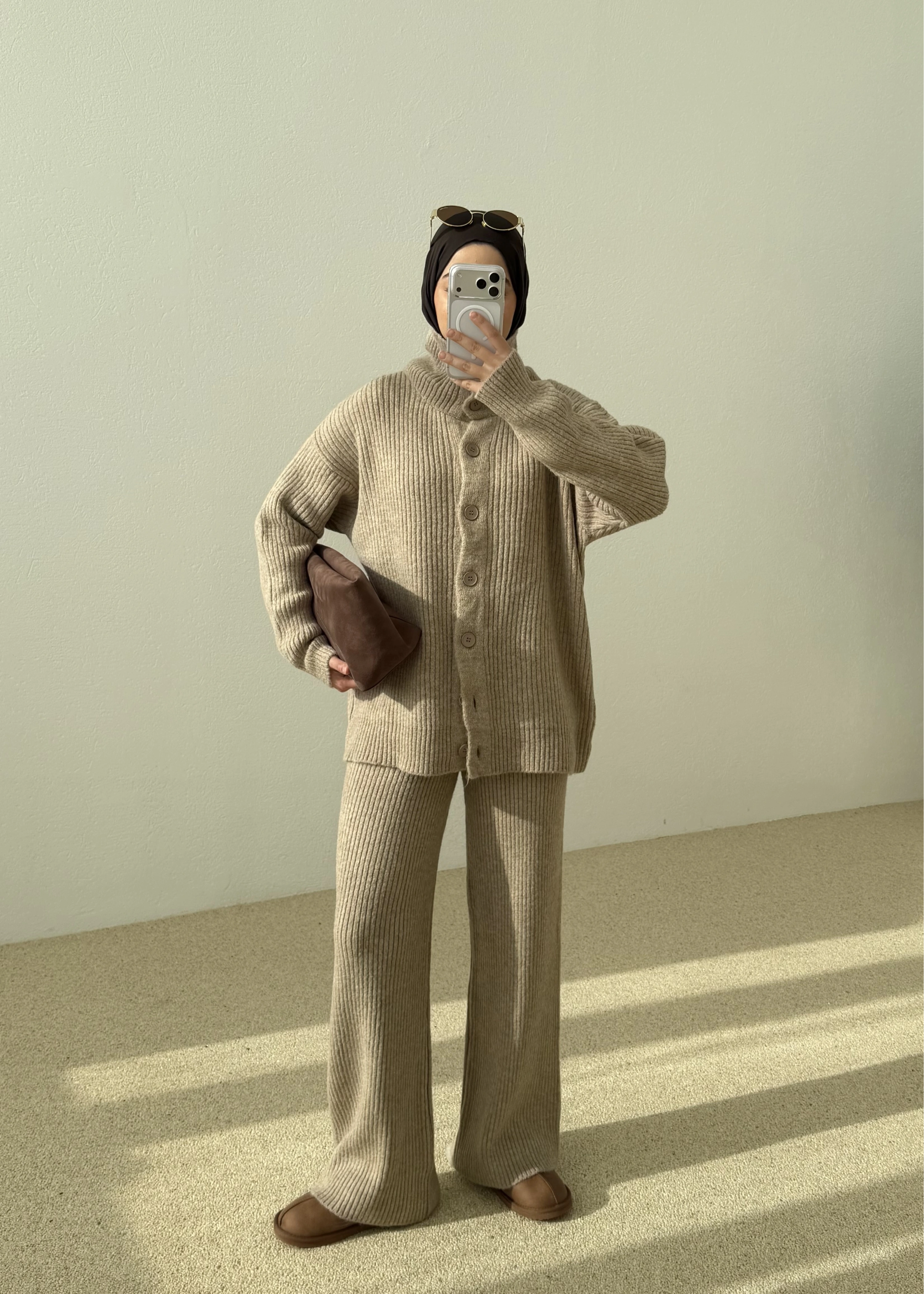 Dik yaka triko takım sütlü kahve