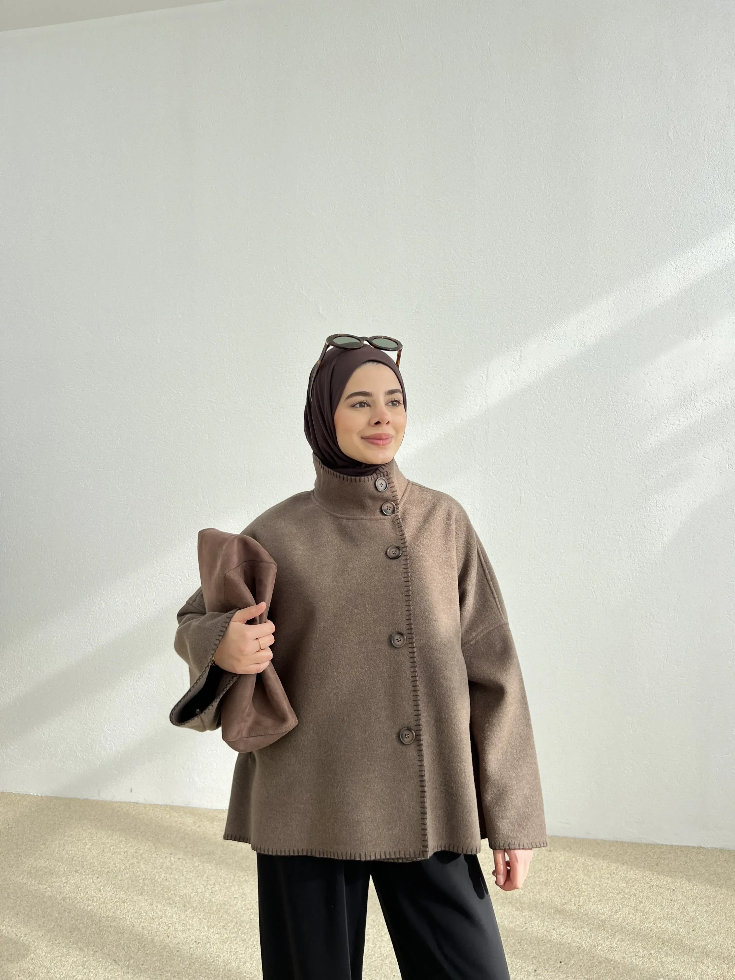 DİKİŞLİ DİK YAKA KABAN sütlü