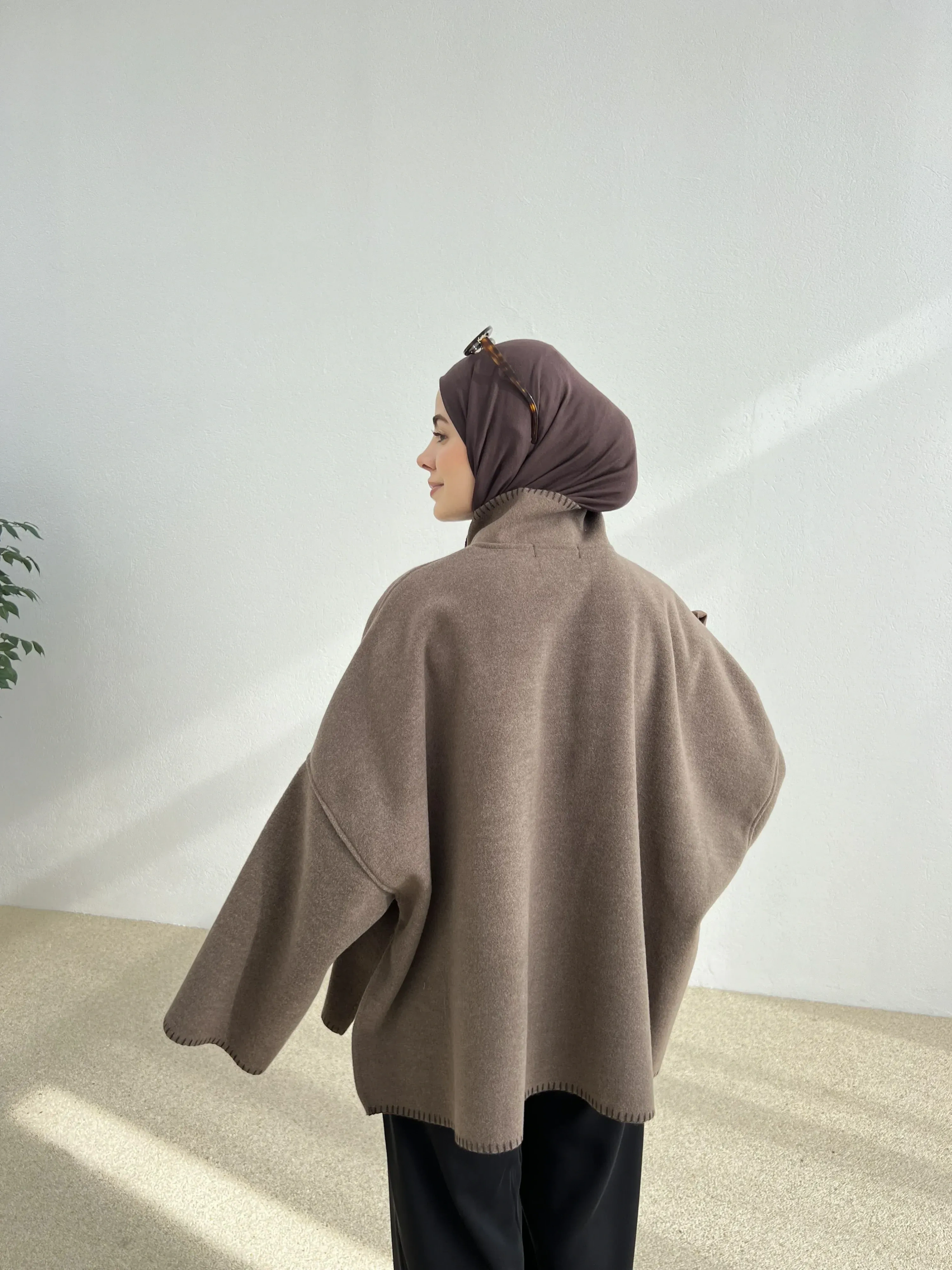 DİKİŞLİ DİK YAKA KABAN sütlü