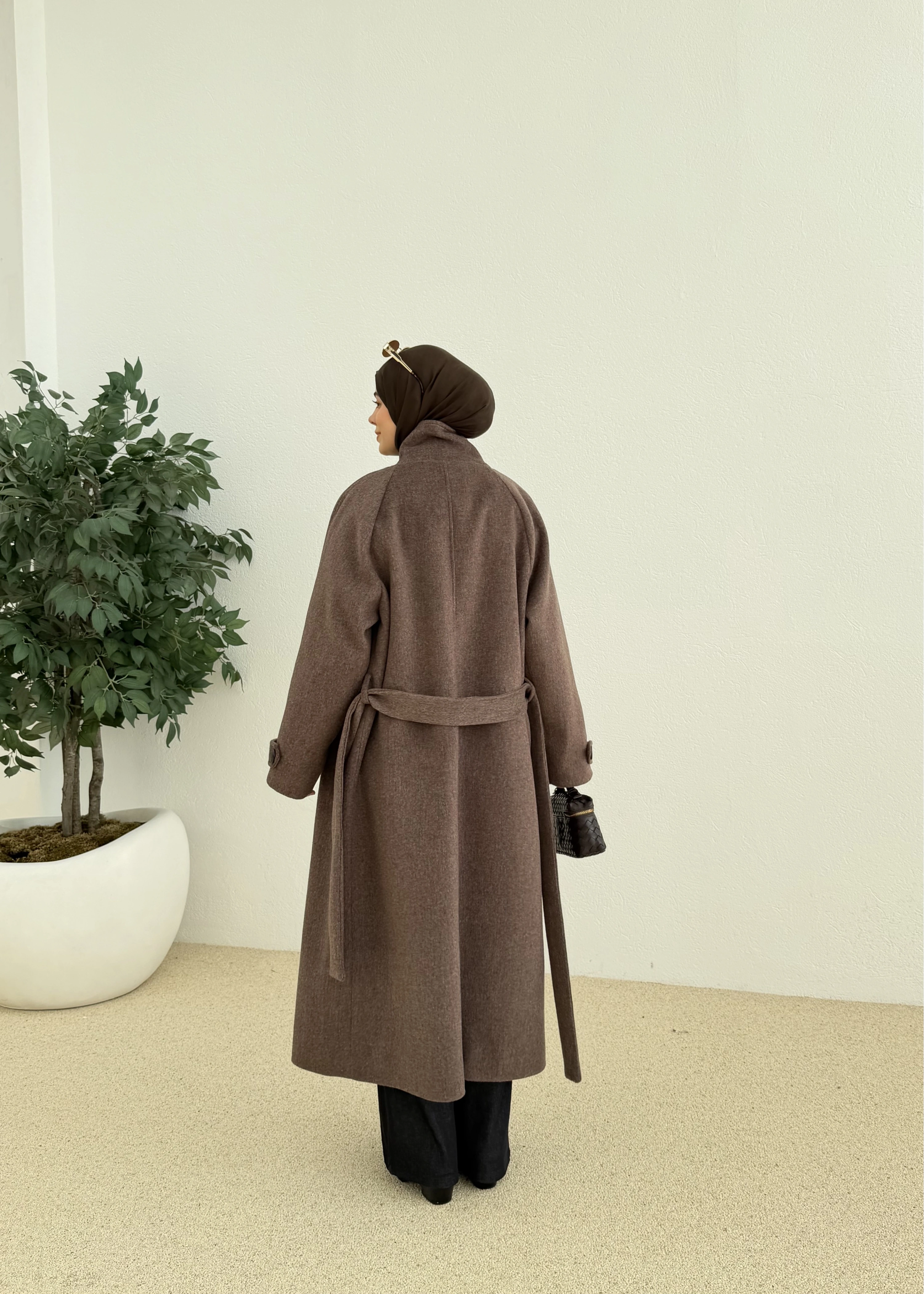 İTHAL KUMAŞ KAPAKLI YAKALI KABAN kahve