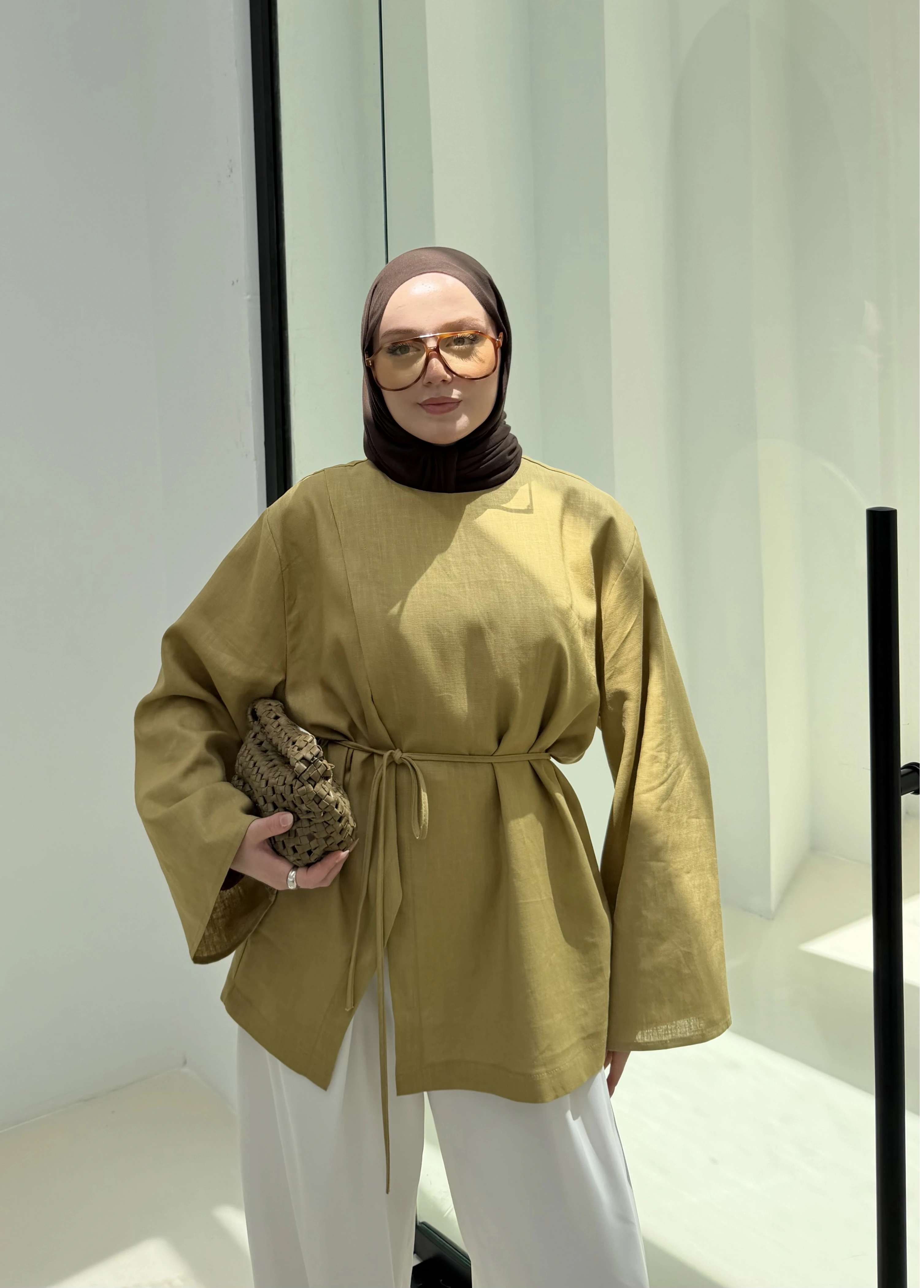 KETEN DERİN YIRTMAÇLI BLUZ Sahra