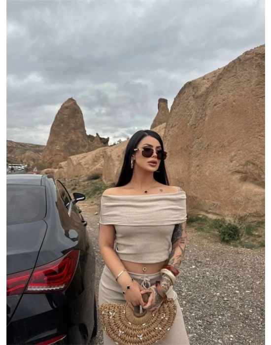 Madonna yaka bol paça pantolonlu takım
