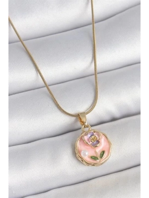 316L Çelik Gold Renk Zincir Pembe Minimal Çiçek İşlemeli İnci Detay Portre Model Kadın Kolye