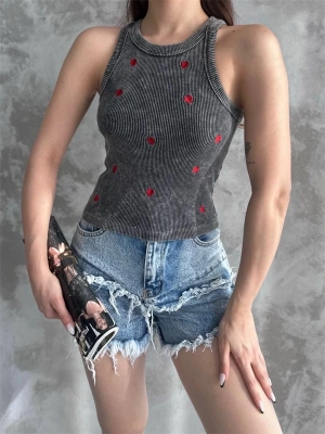 Kalp nakışlı bluz