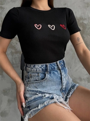 Üçlü kalp nakışlı bluz