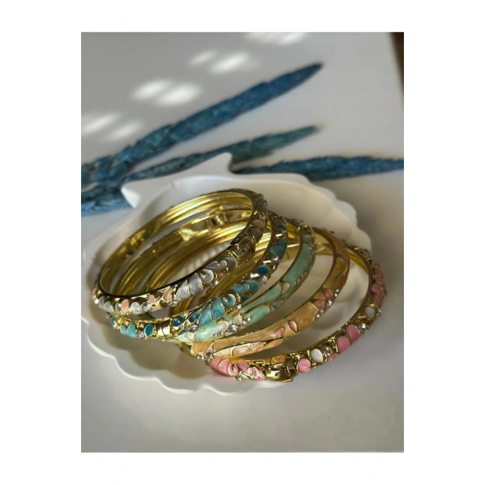 Mineli Taşlı Çiçek Detaylı Pembe Kelepçe Bilezik