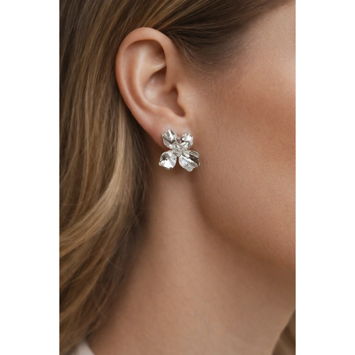 Gümüş Renk Çiçek Detaylı Küpe