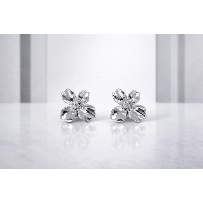 Gümüş Renk Çiçek Detaylı Küpe