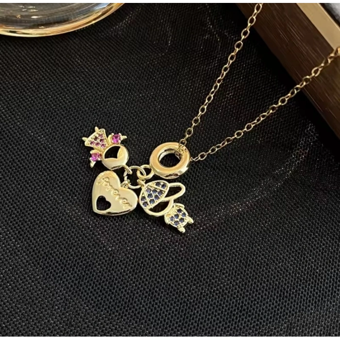 Charm Detaylı Çelik Gold Renkli Kalpli Kolye