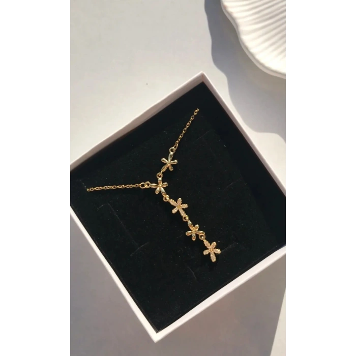 Gold Renkli Çiçek Detaylı Çelik Kolye