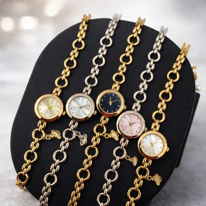 Gold Renk Charm Detaylı Lüks Kadın Saat - Beyaz Kadranlı