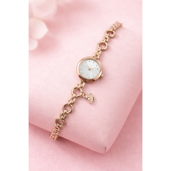 Gold Renk Charm Detaylı Lüks Kadın Saat - Beyaz Kadranlı