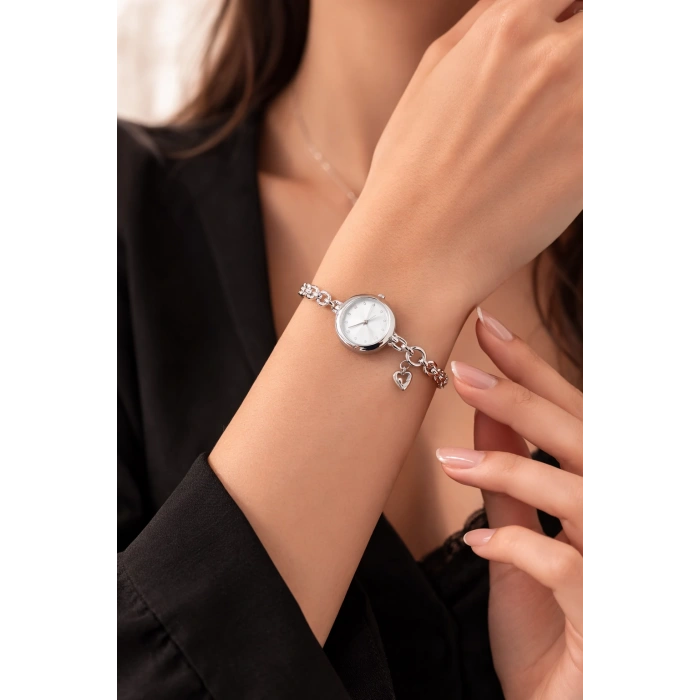 Gümüş Renk Beyaz Kadran Charm Detaylı Lüks Kadın Saat