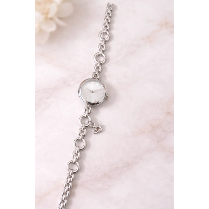 Gümüş Renk Beyaz Kadran Charm Detaylı Lüks Kadın Saat