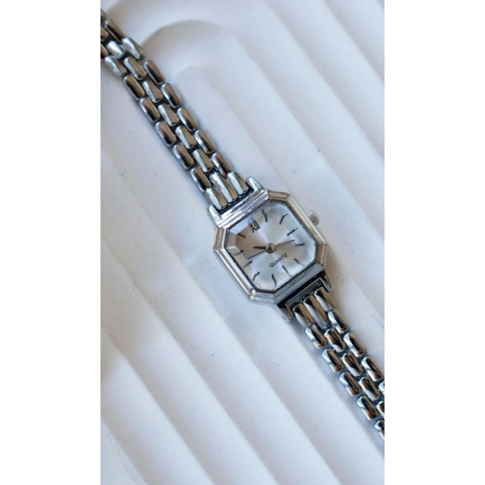 Gümüş Renkli Kare Kasa Klasik Modern Kadın Saat