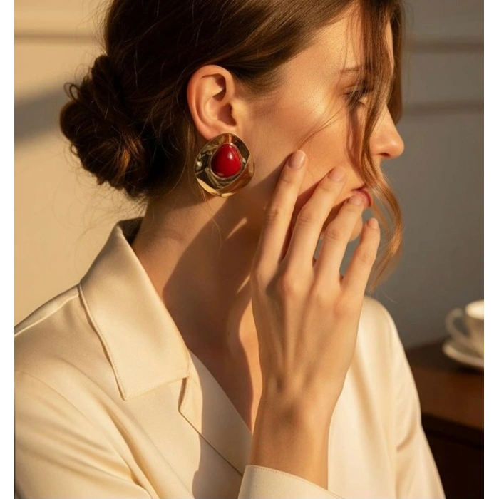 Vintage Kırmızı Taş Detaylı Gold Küpe