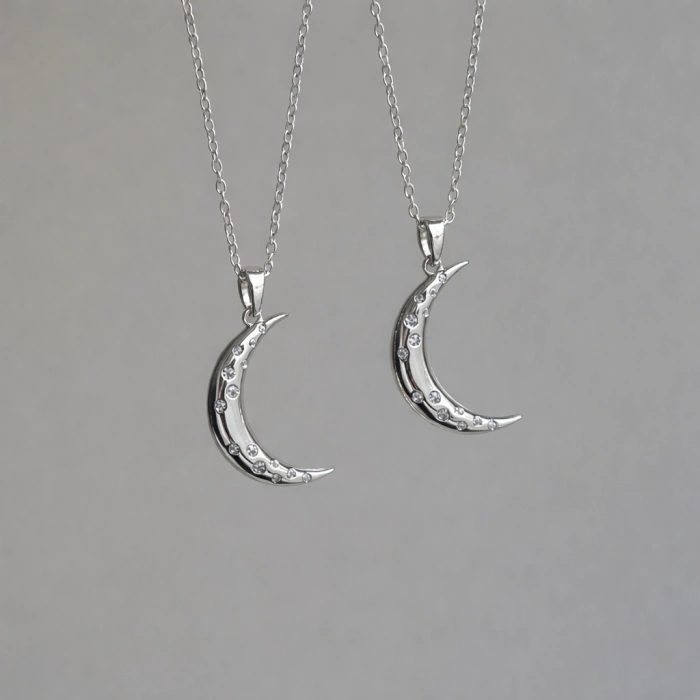 Gümüş Renkli Çelik Ay Figürlü Kolye