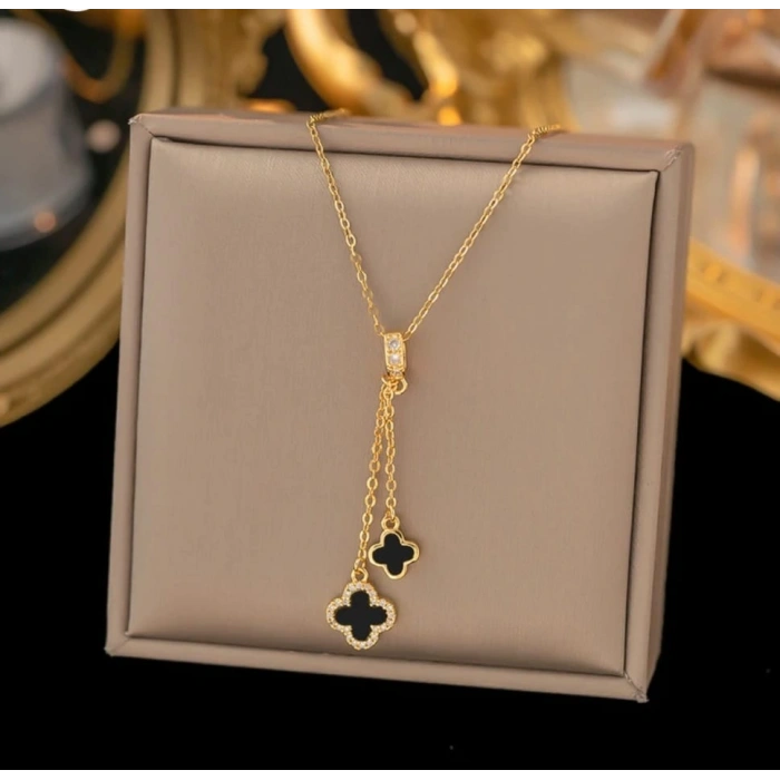Çelik Gold Renkli Charmlı Siyah Detaylı Yonca Kolye