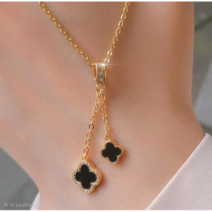 Çelik Gold Renkli Charmlı Siyah Detaylı Yonca Kolye