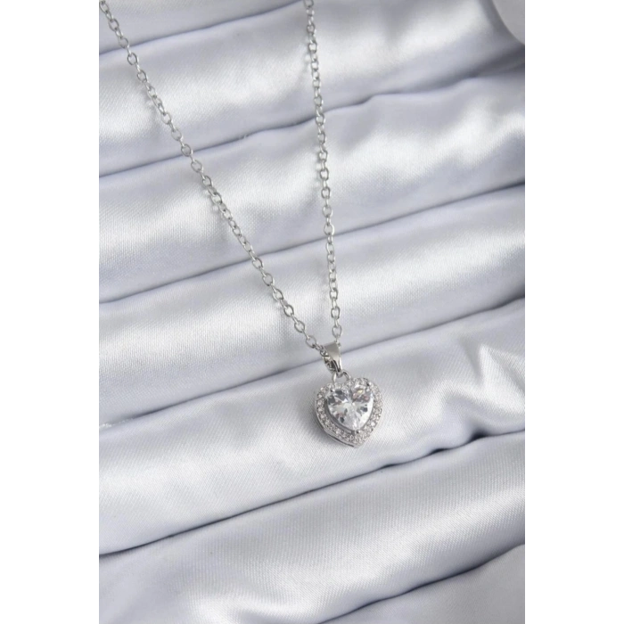 Çelik Gümüş Renkli Kalp Detaylı Beyaz Kolye