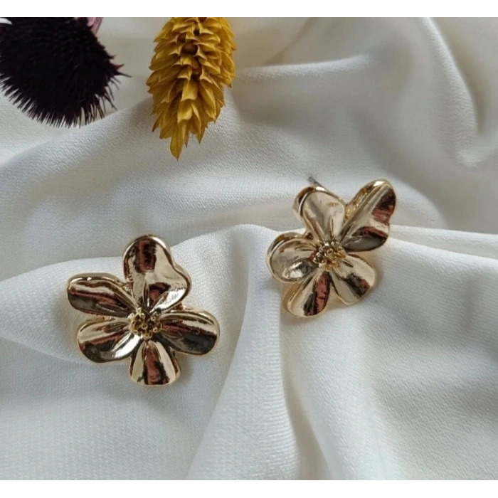 Gold Renkli Çiçek Detaylı Vintage Esintili Küpe