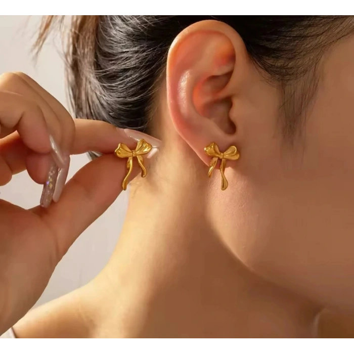 Gold Renkli Fiyonk Detaylı Küpe