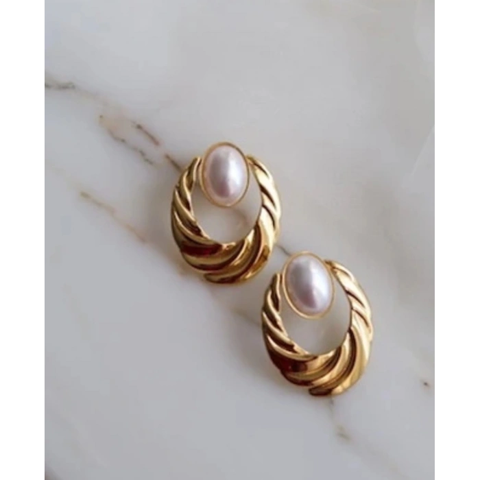 Gold Renkli İnci Görünüm Vintage Esintili Çelik Küpe