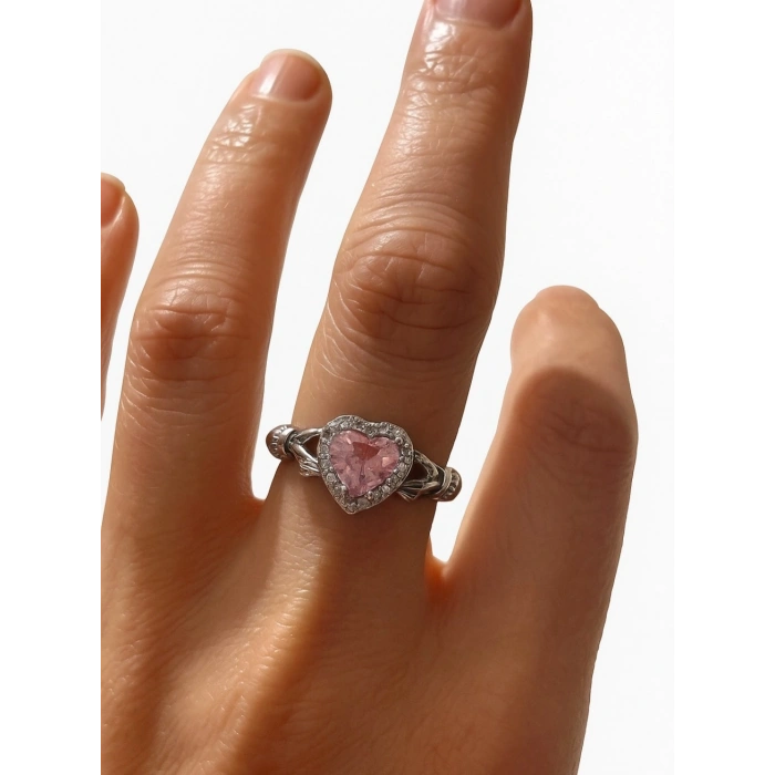 Gümüş Renkli Çelik Kalp Detaylı Kavuşan Eller Yüzük