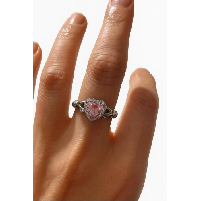 Gümüş Renkli Çelik Kalp Detaylı Kavuşan Eller Yüzük