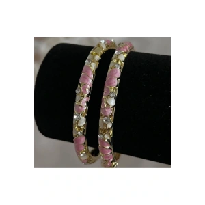 Mineli Taşlı Çiçek Detaylı Pembe Kelepçe Bilezik