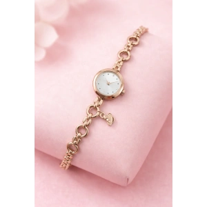 Gold Renk Charm Detaylı Lüks Kadın Saat - Beyaz Kadranlı