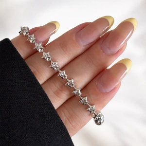 Yıldız Detaylı Taşlı Gümüş Renk Bileklik