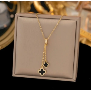 Çelik Gold Renkli Charmlı Siyah Detaylı Yonca Kolye