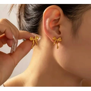 Gold Renkli Fiyonk Detaylı Küpe