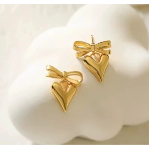 Kalpli Fiyonk Detaylı Gold Küpe