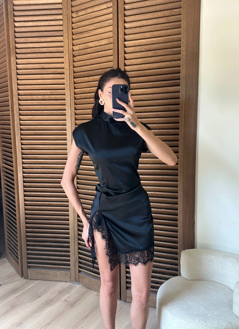 Saten Yırtmaçlı Dantelli Elbise Siyah