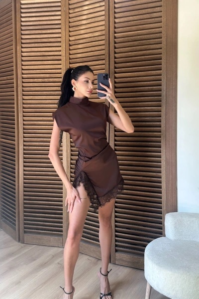 Saten Yırtmaçlı Dantelli Elbise Kahve
